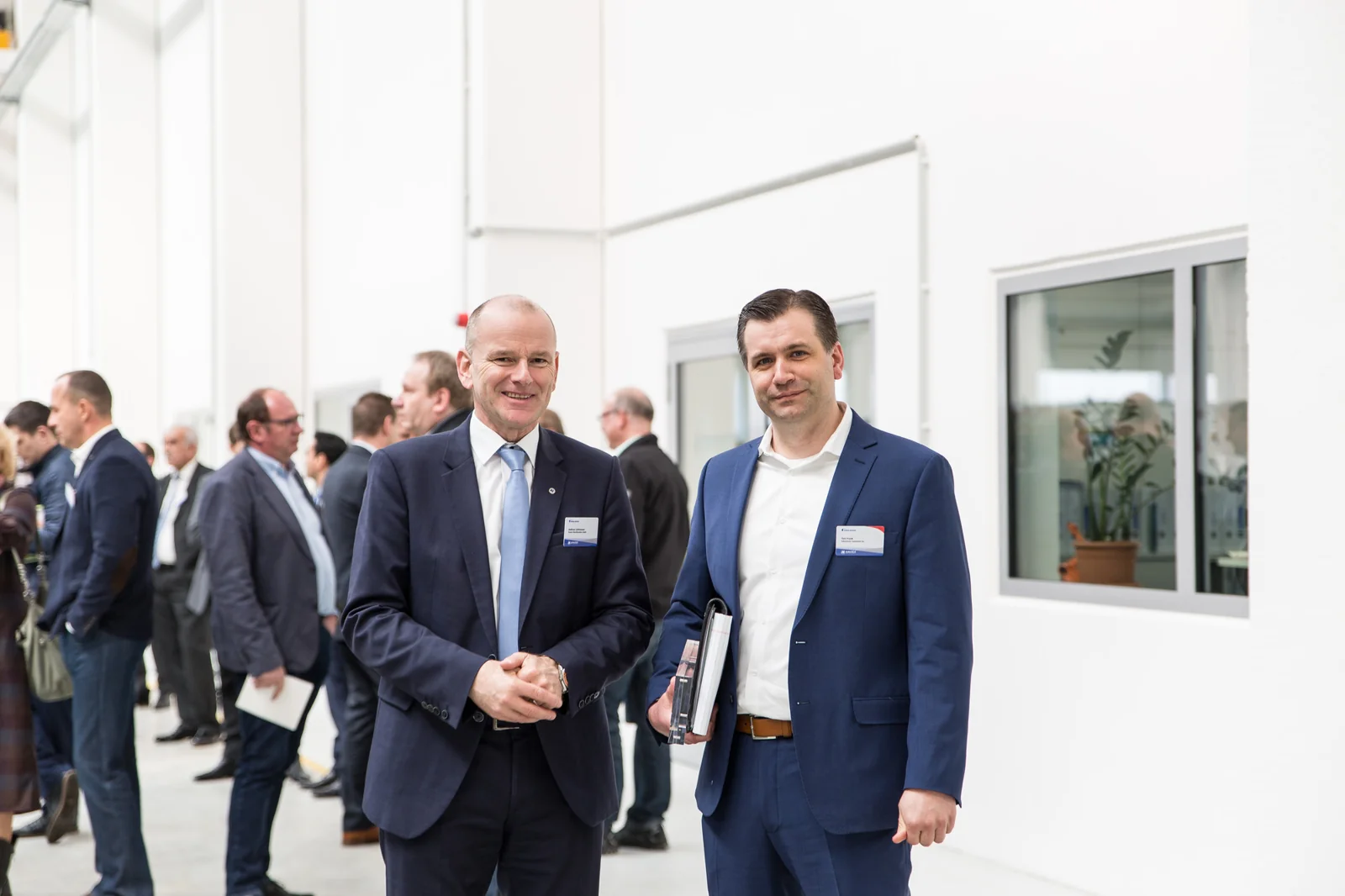 Andreas Lichtenauer mit einem weiteren Teilnehmer bei den Maschinenvorführungen zum Open House 2018