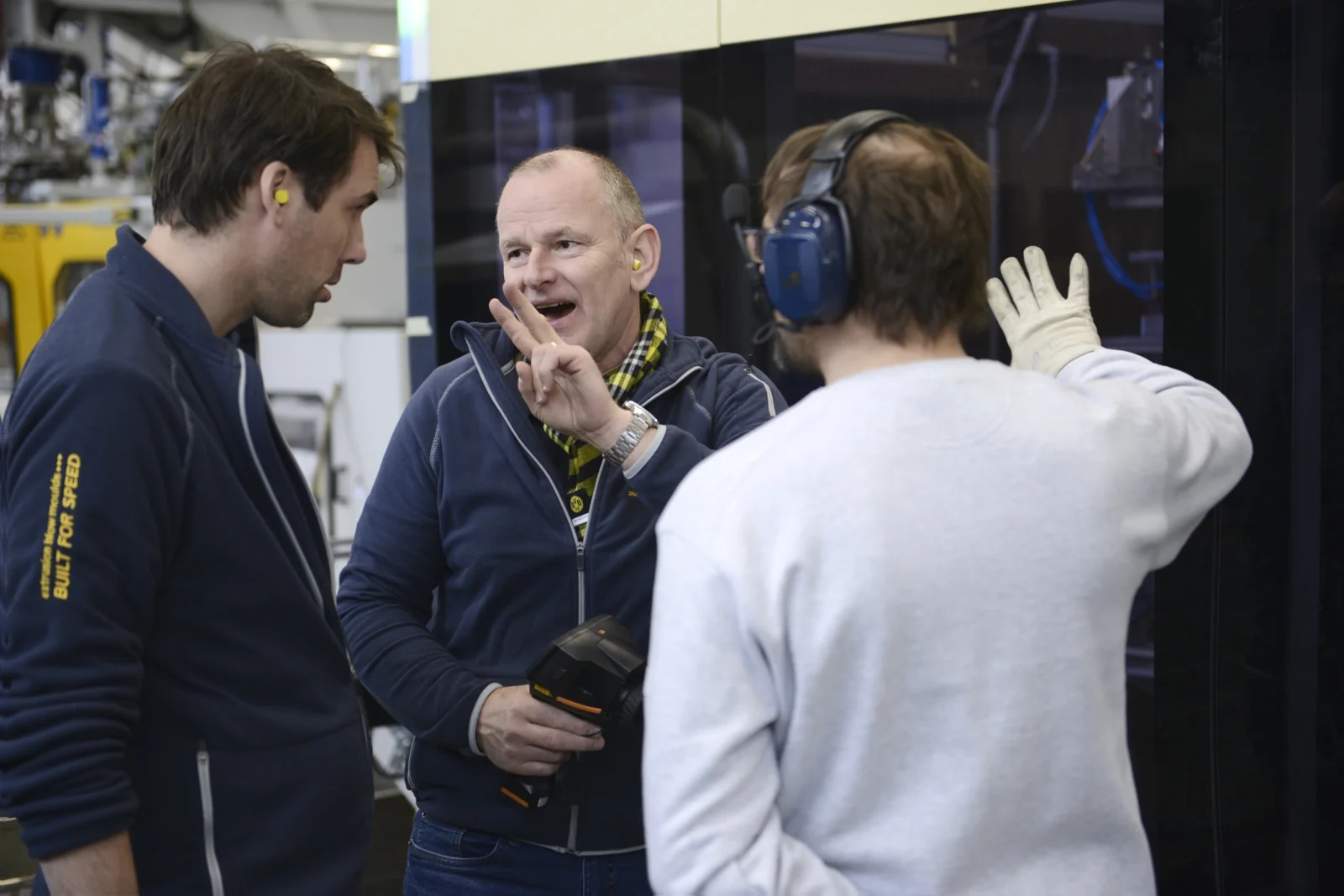 Andreas Lichtenauer im technischen Gespräch mit Kollegen in der Produktion