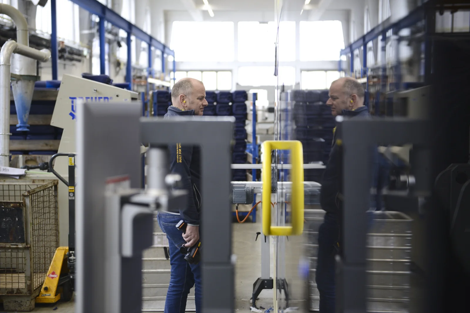 Andreas Lichtenauer an einer Blasformmaschine in der Produktion