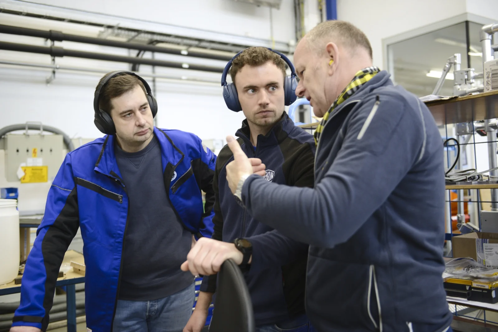 Andreas Lichtenauer im technischen Austausch mit zwei Kollegen